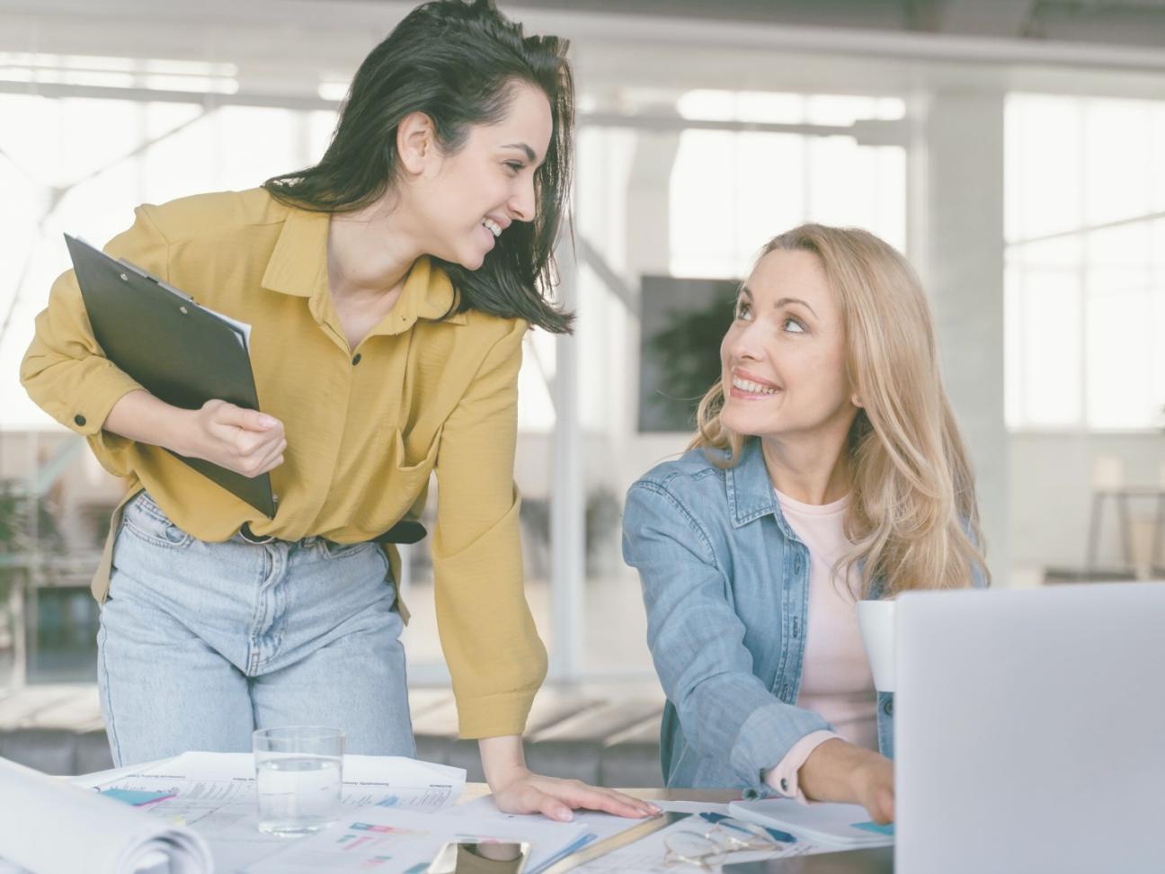 Gruppe von Lernenden bei einer Diskussion über Finanzmodelle