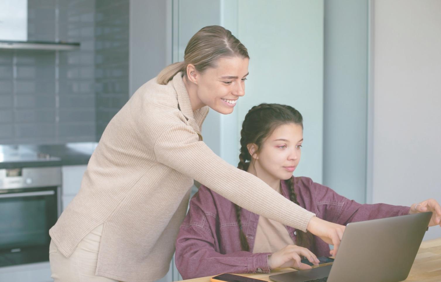 Finanzanalyst arbeitet an Bewertungsmodellen und Unternehmensbewertung