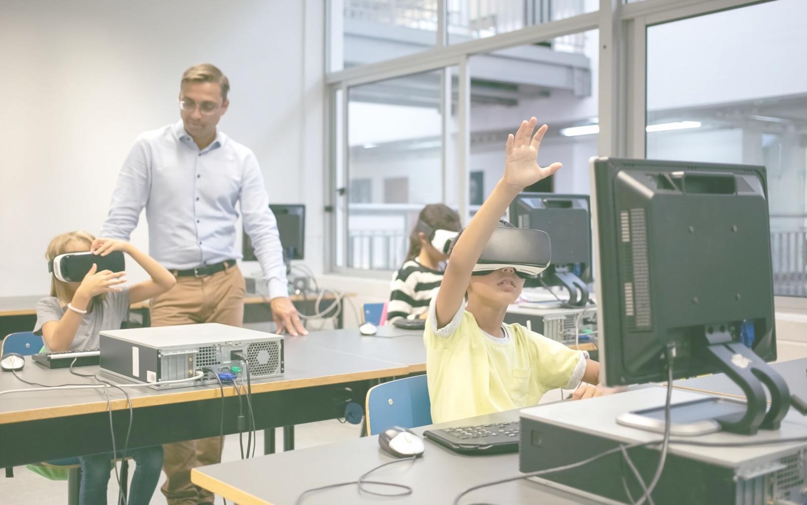 Finanzanalysten bei der gemeinsamen Arbeit an Bewertungsmodellen mit professionellen Tools