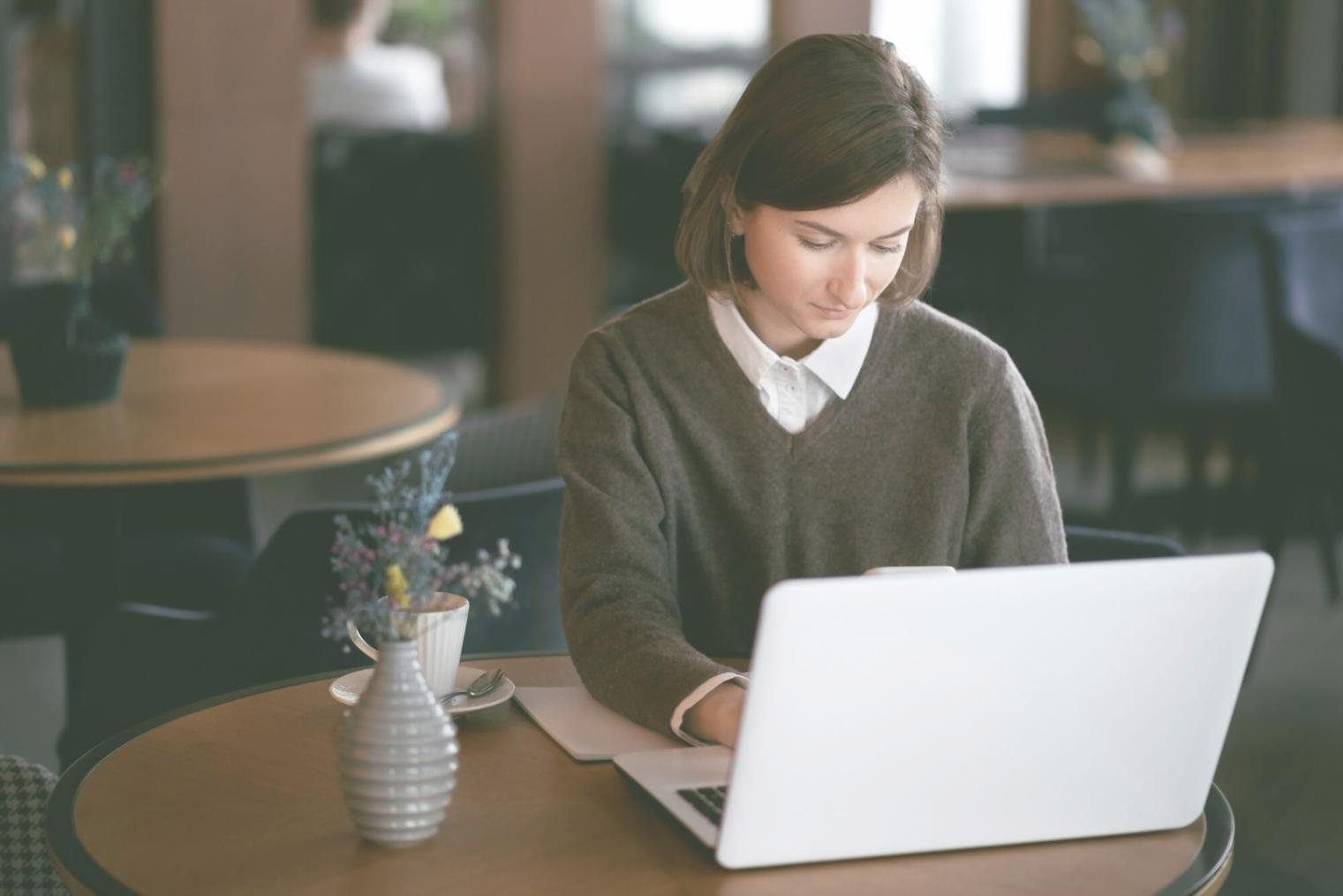 Moderne Büroumgebung für Finanzanalyse und Bewertungstechniken