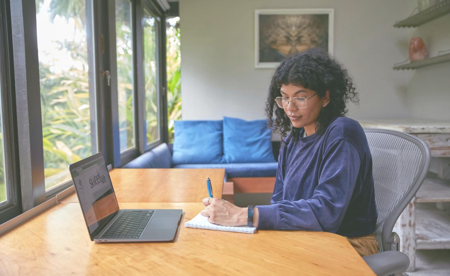 Analyst bei der Arbeit mit Bewertungsmodellen
